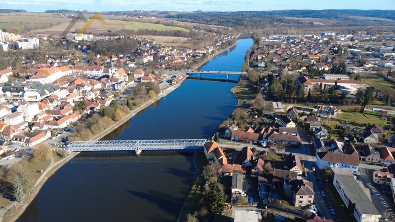 Komerční areál – autodílna a pneuservis s bytovými jednotkami, 887 m², Týn nad Vltavou – Malá Strana