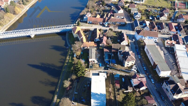 Komerční areál – autodílna a pneuservis s bytovými jednotkami, 887 m², Týn nad Vltavou – Malá Strana