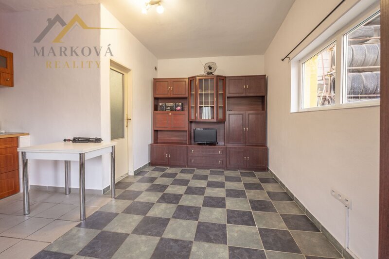 Komerční areál – autodílna a pneuservis s bytovými jednotkami, 887 m², Týn nad Vltavou – Malá Strana