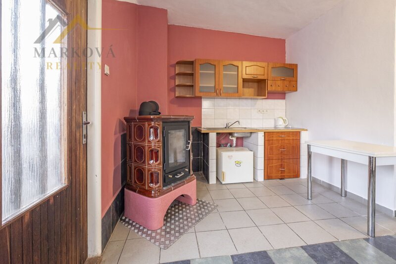 Komerční areál – autodílna a pneuservis s bytovými jednotkami, 887 m², Týn nad Vltavou – Malá Strana