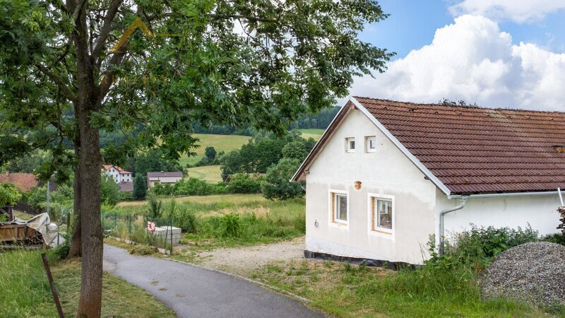 Prodej, vícegenerační rodinný dům s dílnou, stodolou a stavebním pozemkem, Žárovná, Šumava