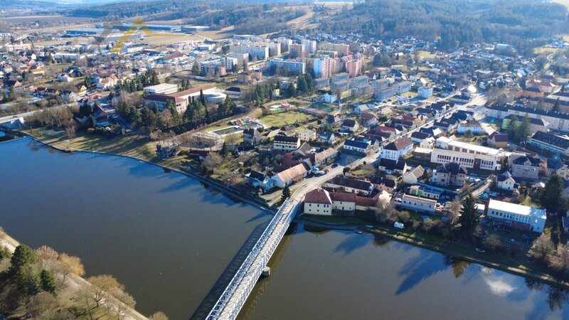Komerční areál – autodílna a pneuservis s bytovými jednotkami, 887 m², Týn nad Vltavou – Malá Strana