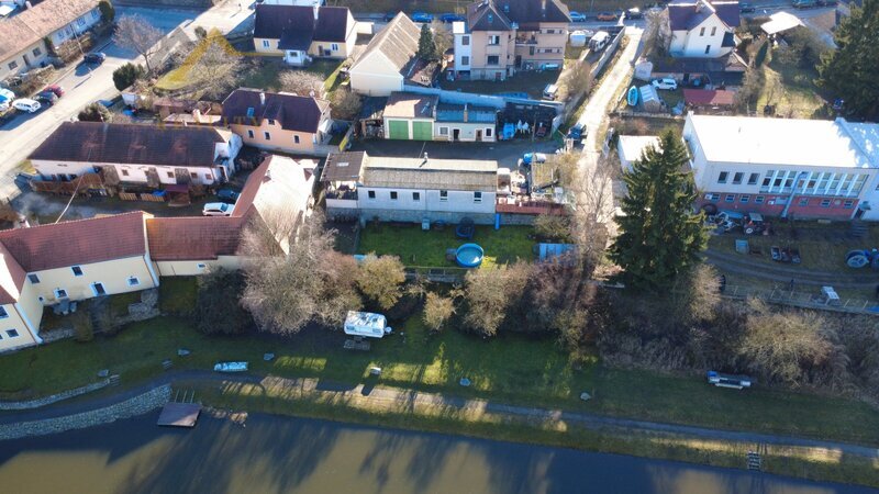 Komerční areál – autodílna a pneuservis s bytovými jednotkami, 887 m², Týn nad Vltavou – Malá Strana