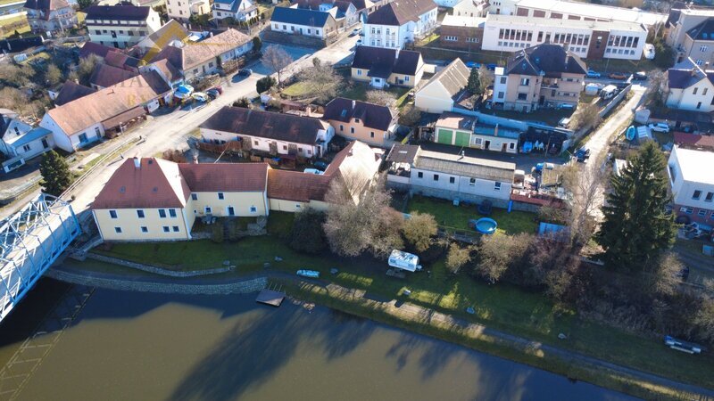 Komerční areál – autodílna a pneuservis s bytovými jednotkami, 887 m², Týn nad Vltavou – Malá Strana