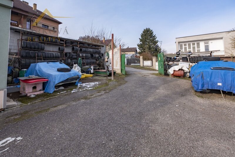 Komerční areál – autodílna a pneuservis s bytovými jednotkami, 887 m², Týn nad Vltavou – Malá Strana