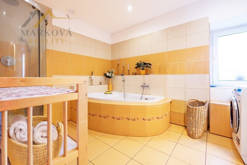 Prostorný rodinný dům po rekonstrukci (2019) 6+kk, 189 m², pozemek  1974 m²