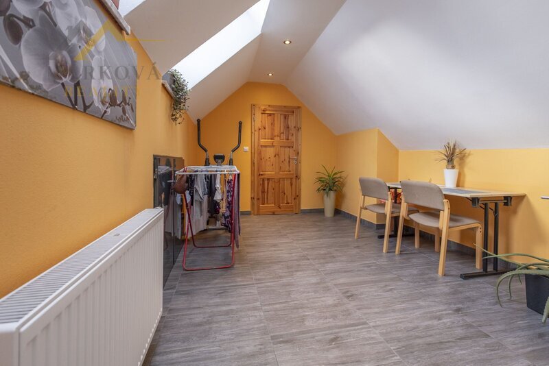 Prostorný rodinný dům po rekonstrukci (2019) 6+kk, 189 m², pozemek  1974 m²