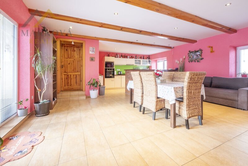 Prostorný rodinný dům po rekonstrukci (2019) 6+kk, 189 m², pozemek  1974 m²