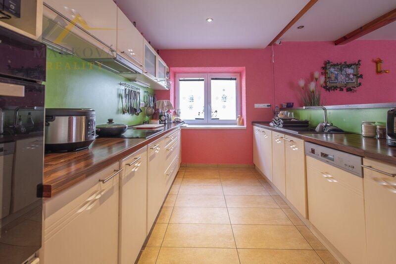 Prostorný rodinný dům po rekonstrukci (2019) 6+kk, 189 m², pozemek  1974 m²