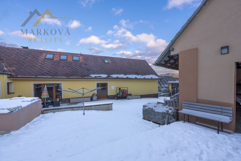 Prostorný rodinný dům po rekonstrukci (2019) 6+kk, 189 m², pozemek  1974 m²