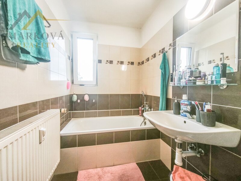 Pronájem světlého bytu 3+1 po rekonstrukci, 80 m², balkon a společná zahrada, Týn nad Vltavou, Malá