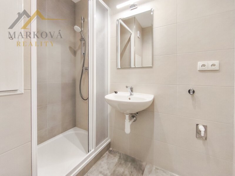 Pronájem byt 2+kk s balkónem, 42 m2, České Budějovice, ul. J.Opletala