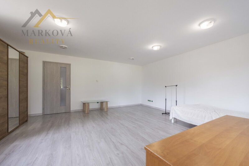 Rodinný dům s dílnou, stodolou a velkou zahradou, Žárovná, Šumava