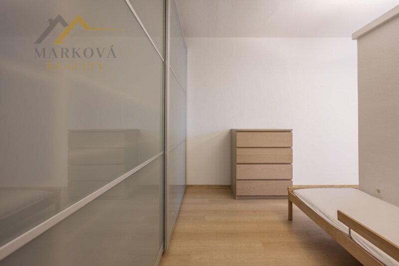 Pronájem 1+1 po rekonstrukci s terasou a předzahrádkou, Netolice