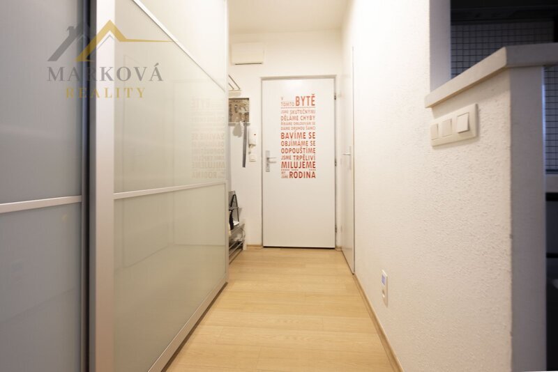 Pronájem 1+1 po rekonstrukci s terasou a předzahrádkou, Netolice