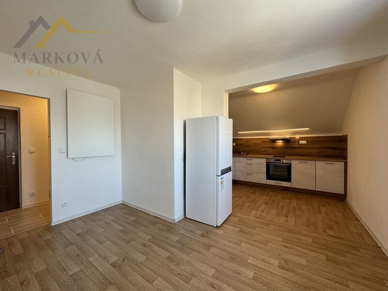 Prodej bytu 2+kk se šatnou, s balkonem a vlastní zahradou – Čížkrajice