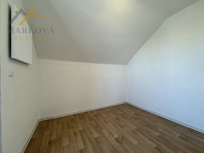 Prodej bytu 2+kk se šatnou, s balkonem a vlastní zahradou – Čížkrajice