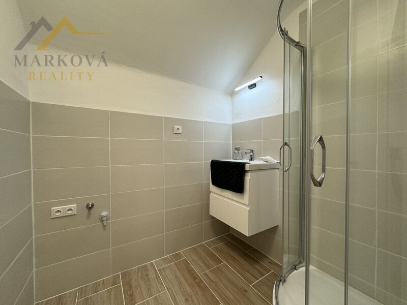 Prodej bytu 2+kk se šatnou, s balkonem a vlastní zahradou – Čížkrajice