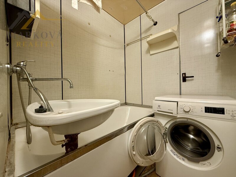 Pronájem bytu 2+kk, 42,8 m² – Český Krumlov, sídliště Plešivec