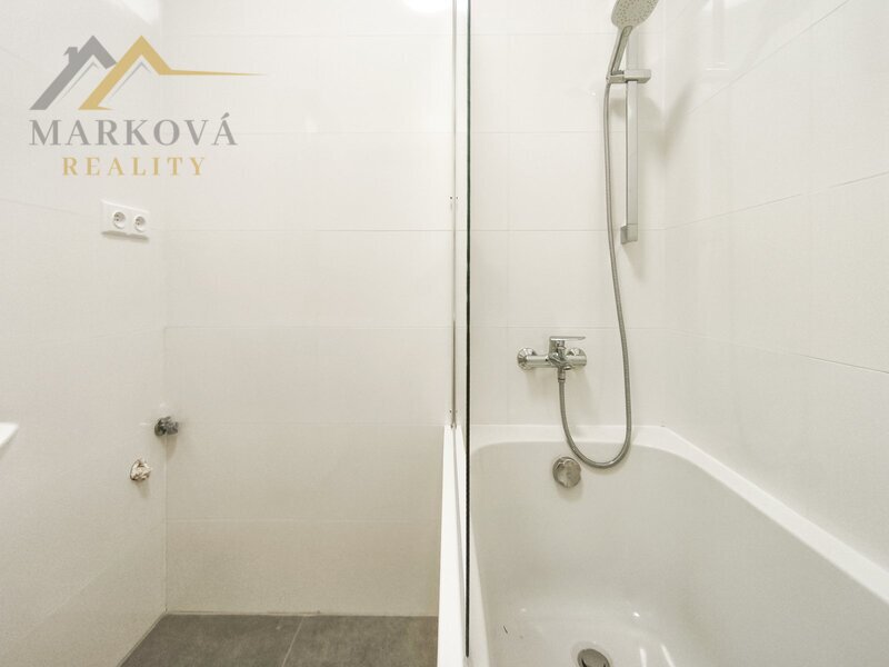 Pronájem krásného bytu 3+1 s balkonem a šatnou po kompletní rekonstrukci, Mánesova – České Budějovic